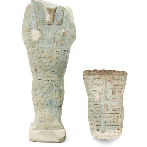 Null 一件残缺的埃及蓝色釉面构图沙巴蒂，典型的木马形，拿着两把锄头，残留着部分披肩假发和胡须，有六行水平的象形文字，有象形文字刻的背柱，7.8厘米高，另一个&hellip;