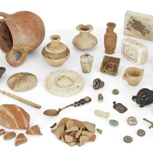 Un groupe d'antiquités et d'objets d'après l'antique comprenant un pot chypriote&hellip;