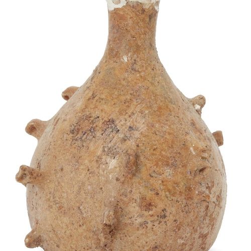 Null 东地中海，约公元5-6世纪，自由吹制的圆形瓶身，渐变为短圆柱形的颈部。壶身饰有一系列的捏塑凸起，底部凹陷，表面有一层厚厚的包浆，唇部有修复，高5.3厘&hellip;