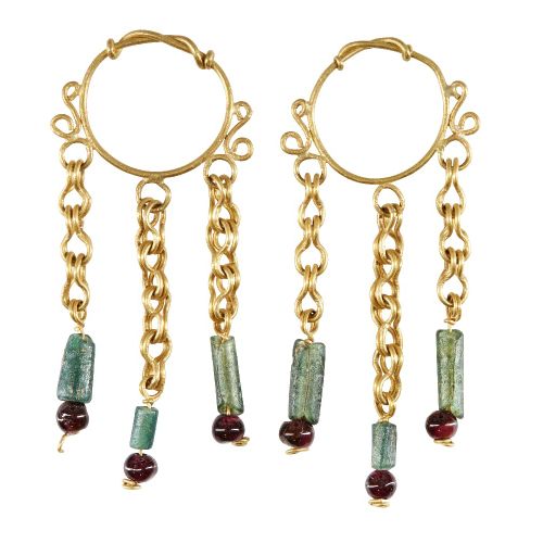Null 一对罗马风格的金耳环，环形带扭曲的金属丝细节，每个都有三条金吊链，下面镶有绿色玻璃珠和石榴石，长6.5厘米，重13.2克（2）。



出处。形成于2&hellip;