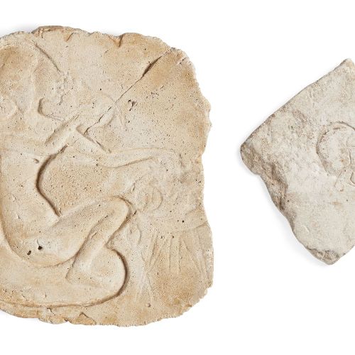 Null 两块埃及风格的浮雕碎片，包括一块灰泥浮雕，上面有一个公主坐在载重桌前的垫子上，15.6厘米 x 12.5厘米，以及一块埃及风格的小型石灰岩碎片，上面轻&hellip;