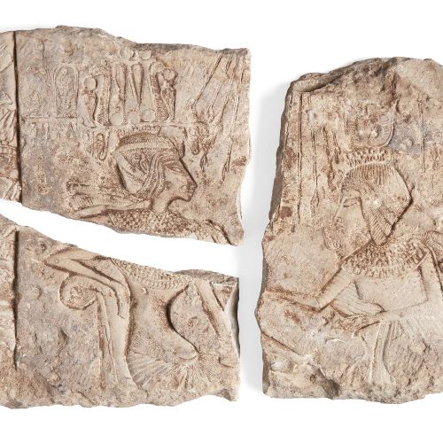 Null Relief en calcaire de style égyptien, avec Toutankhamon assis sur son trône&hellip;