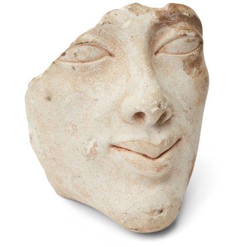 Null 埃及风格的阿蒙霍特普四世（阿肯那顿）石灰岩头像，椭圆的眼睛，一只眼睛上还有化妆线，夸张的嘴唇上还有粉色滑液的痕迹，顶部和背面缺失，非古代，高10.5厘&hellip;