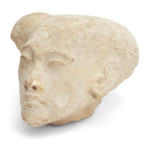 Null 一个相当大的埃及风格的石灰岩公主头像，有修长的头骨，侧锁的顶部仍然存在，五官清晰，不是古代的，长28.2厘米，宽23厘米，高17厘米。

出处。原为W&hellip;