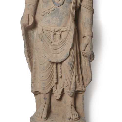 Null Grande scisto grigio raffigurante un bodhisattva stante, Gandhara, superbam&hellip;
