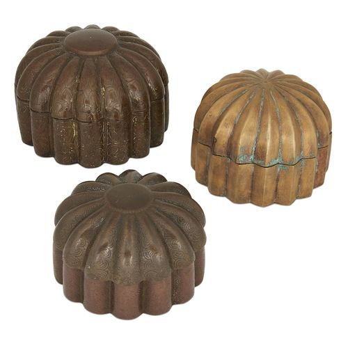 Null 三个带肋的黄铜香料盒，北印度，18世纪末，圆形，带肋的主体和圆顶的可拆卸的盖子，两个刻有叶状棕榈，平顶上有一个刻有花环，另一个是普通的，高10厘米；高&hellip;
