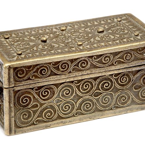 Null 一个铜线装饰的槟榔盒，可能是菲律宾或马来西亚，19世纪，匣子的形式，两侧有把手，铰链盖子打开，露出四个有盖的隔间，盖子和侧面的外部装饰有精细的卷线工艺&hellip;
