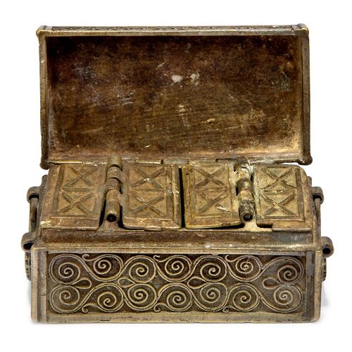 Null 一个铜线装饰的槟榔盒，可能是菲律宾或马来西亚，19世纪，匣子的形式，两侧有把手，铰链盖子打开，露出四个有盖的隔间，盖子和侧面的外部装饰有精细的卷线工艺&hellip;