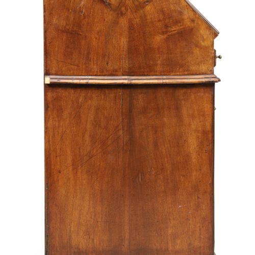 Null A Queen Anne walnut bureau, first quarter 18th century, the hinged fall fro&hellip;