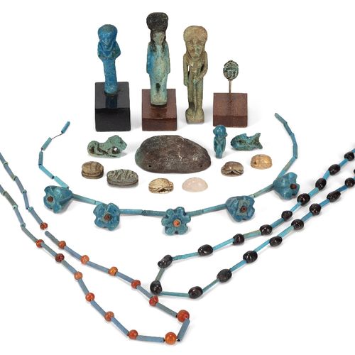 Null Ensemble d'objets divers de style égyptien

Comprenant des perles de cornal&hellip;