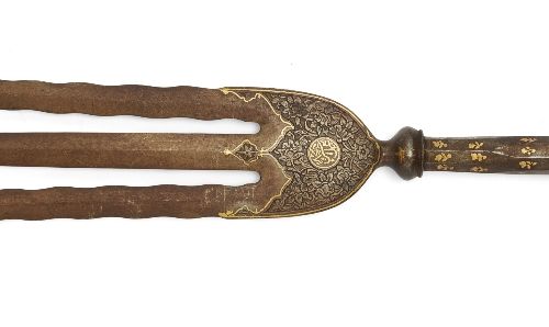 Null Un trident cérémoniel en acier damasquiné et arrosé,

Iran Qajar, 19e siècl&hellip;