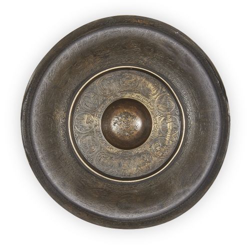 Null Un bol magique en alliage de cuivre gravé,

Iran Qajar, daté de 1221/1806 A&hellip;