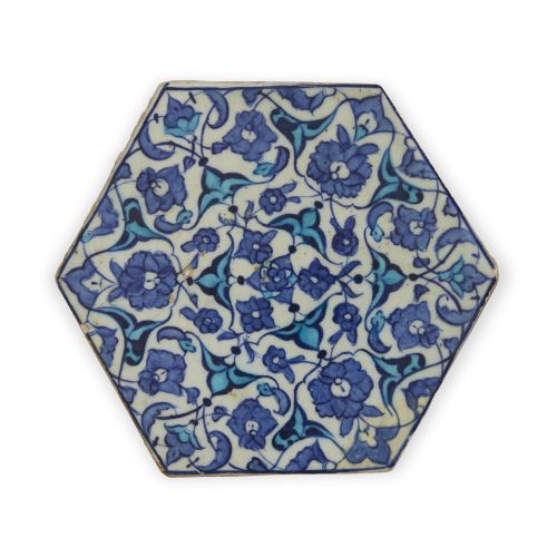 Null Un carreau de poterie hexagonal d'Iznik,

Turquie ottomane, 1520-30,

Décor&hellip;