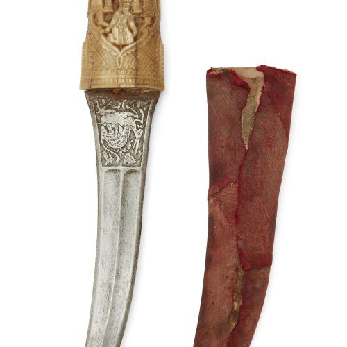 Null Une dague à poignée en ivoire de morse,

Qajar, Iran, 19e siècle,

La lame &hellip;