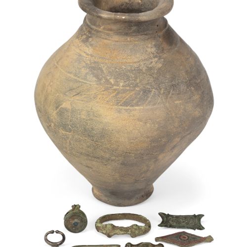 Null Une urne en poterie grise La Tène III restaurée, huit objets celtiques et r&hellip;