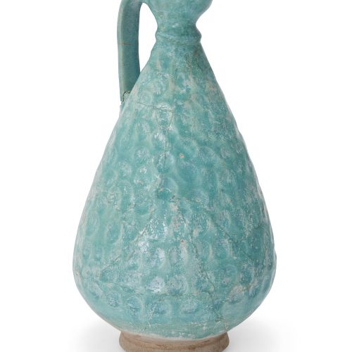 Null Une cruche à pied en poterie émaillée bleu turquoise,

Kashan, Iran central&hellip;