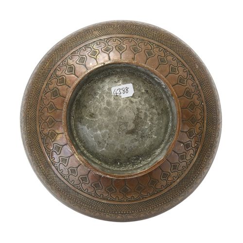 Null Un bol à pied en cuivre étamé,

Iran Qajar, 19e siècle,

Sur un pied tronqu&hellip;