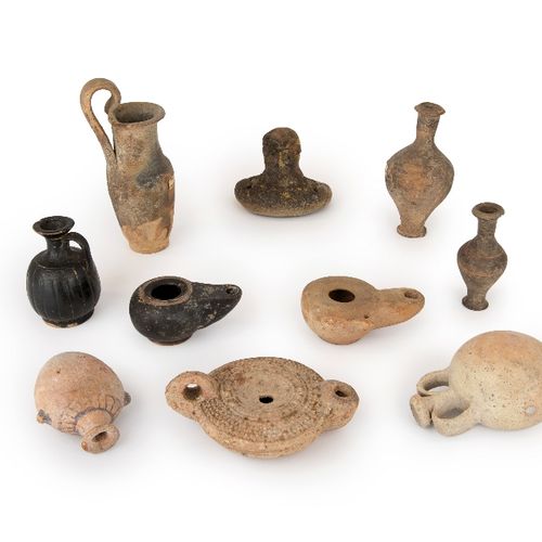 Null 一组陶器、

约公元前 1400 年-公元 2 世纪、

包括一个埃及或腓尼基的心形烧瓶，带有黄铜装饰的残留耳形把手，肩部周围装饰有黄铜滑条和环形座，&hellip;
