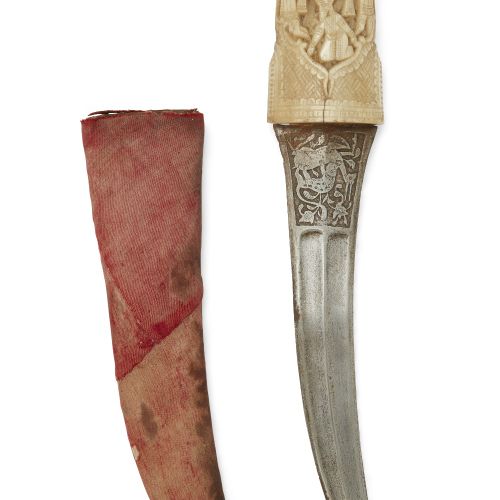 Null Une dague à poignée en ivoire de morse,

Qajar, Iran, 19e siècle,

La lame &hellip;
