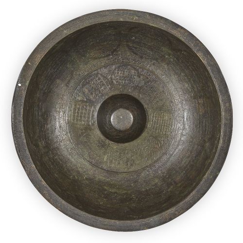 Null Un bol magique en alliage de cuivre gravé,

Iran Qajar, daté de 1221/1806 A&hellip;