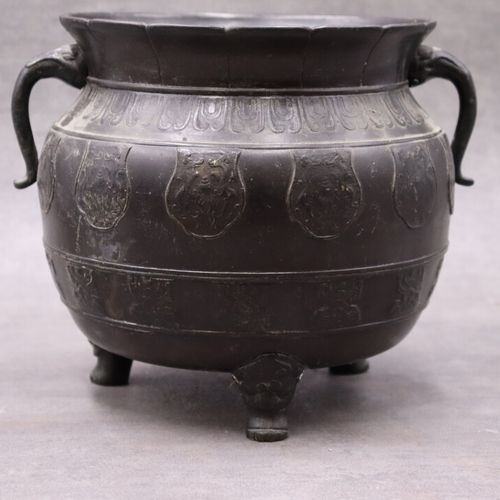 CHINE CHINE. Brule parfum en bronze tripode. XIXème siècle. Hauteur: 28 cm Bon é&hellip;