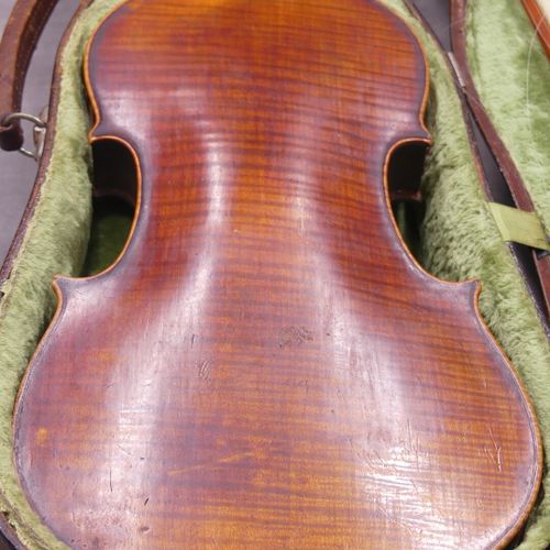 Violon Clément luthier à Besançon 1841. Un violon avec coffret, archer monté arg&hellip;