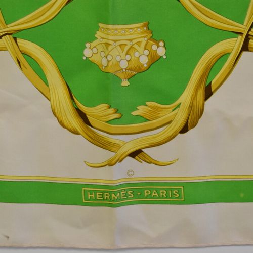 HERMES HERMES, modèle Crown. Carré en soie. Dimensions: 90x90cm. Quelques traces&hellip;