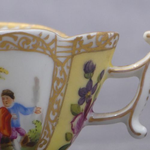 TASSE ET SOUS-TASSE Tasse à café et sa soucoupe en porcelaine Meissen, décor pei&hellip;