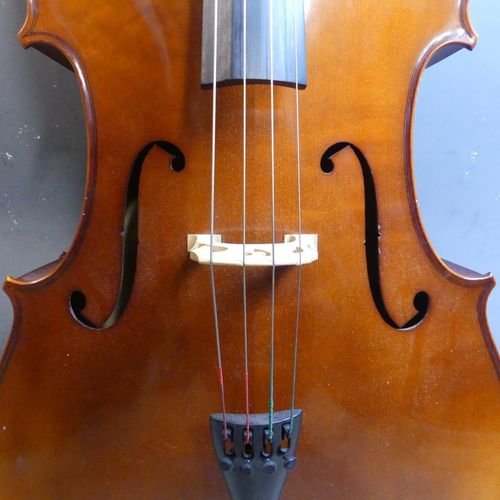 Violoncelle Violoncelle moderne en bois avec son étui. Longueur : 78 cm, hauteur&hellip;