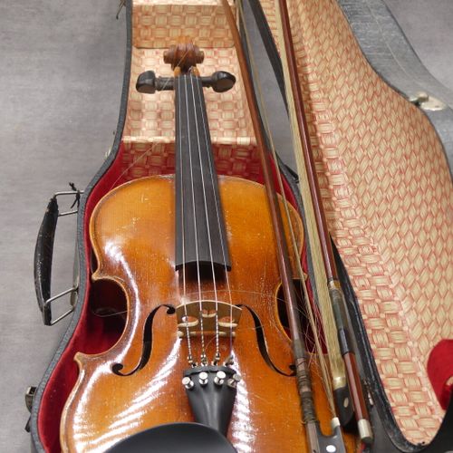 Violon dans son étui avec un archet - Antonius Stradivarius Cremonensis faciebat&hellip;