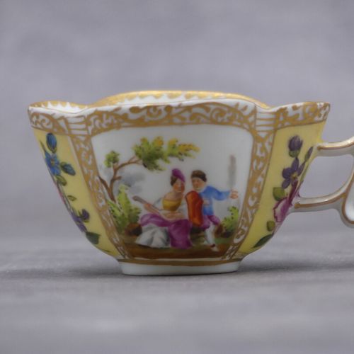 TASSE ET SOUS-TASSE Tasse à café et sa soucoupe en porcelaine Meissen, décor pei&hellip;