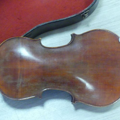 Violon et archet dans un étui Violon et archet dans un étui. Porte l'étiquette "&hellip;