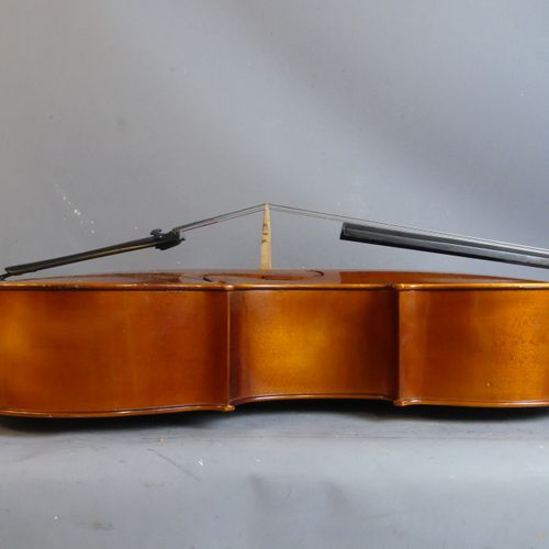 Violoncelle Violoncelle moderne en bois avec son étui. Longueur : 78 cm, hauteur&hellip;