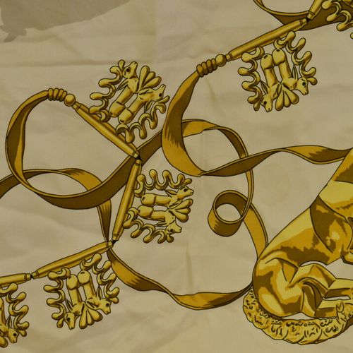 HERMES HERMES. Modèle "Les cavaliers d'or". Carré en soie design par Dimitri Ryb&hellip;