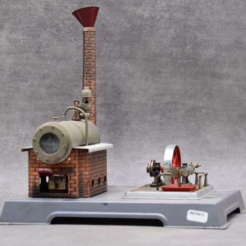 Machine à vapeur horizontale sur socle en métal peint. Machine à vapeur horizont&hellip;
