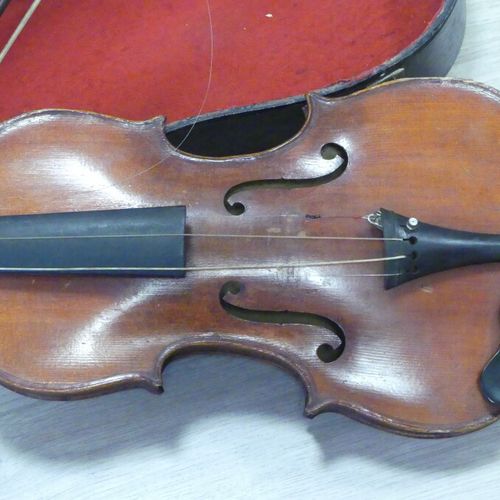 Violon et archet dans un étui Violon et archet dans un étui. Porte l'étiquette "&hellip;