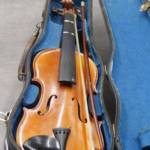 Violon d'enfant Violon d'enfant. Etui. Longueur totale : 46 cm. Longueur : 28 cm&hellip;