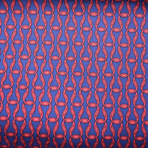 HERMES HERMES. Gavroche en soie bleu marine à motif d'entrelacs rouges. Dimensio&hellip;
