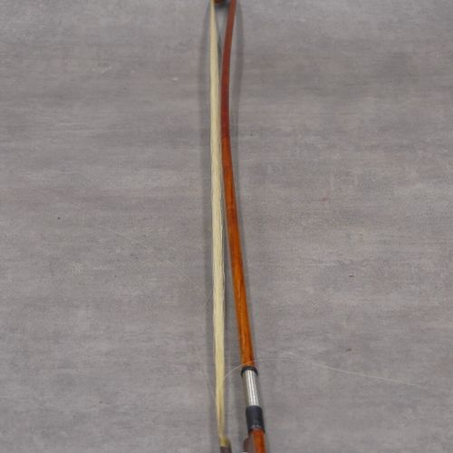 Null Archet en bois laqué. Longueur : 73.5 cm