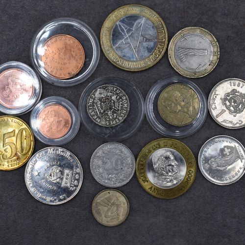 Réunion de différentes pièces de monnaies Réunion de différentes pièces de monna&hellip;