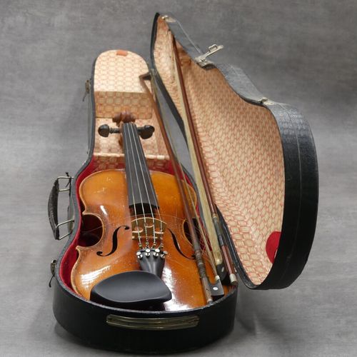 Violon dans son étui avec un archet - Antonius Stradivarius Cremonensis faciebat&hellip;