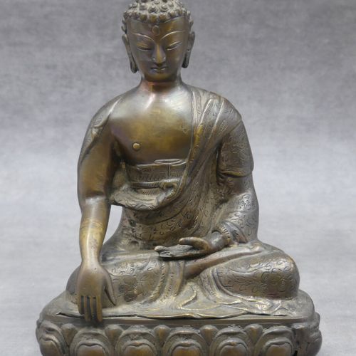 Null Bouddha, bronze ciselé et doré. Dimensions : 25,5 x 19 x 11 cm.