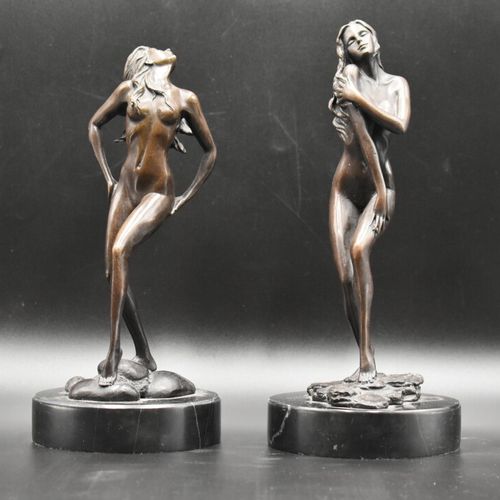 BRONZES Paire de bronzes à patine brune, femme nue, sur socle en marbre. Signée &hellip;