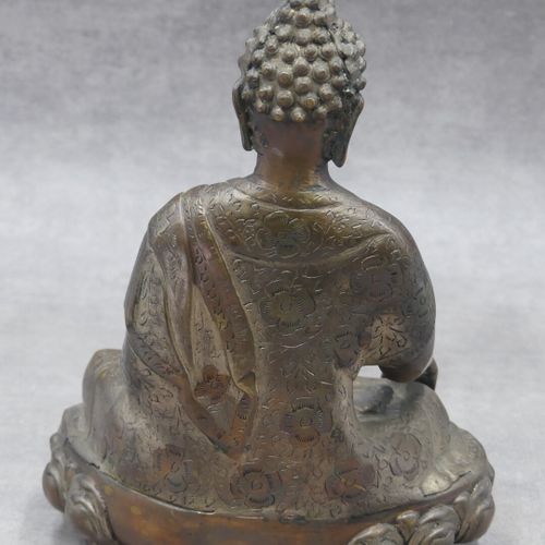Null Bouddha, bronze ciselé et doré. Dimensions : 25,5 x 19 x 11 cm.