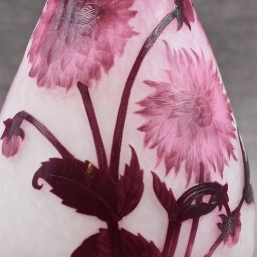 Null DELATTE Nancy. Vase en verre multicouche à décor de fleurs, signé sur la pa&hellip;