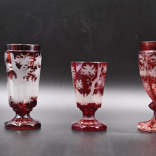 Verres de Bohême Réunion de trois verres à pied de Bohême teinte rouge, à décor &hellip;