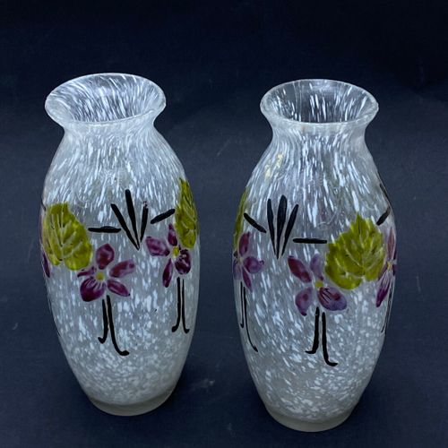 Null LEGRAS. Paire de vases en verre moucheté émaillé à décor de fleurs. Hauteur&hellip;