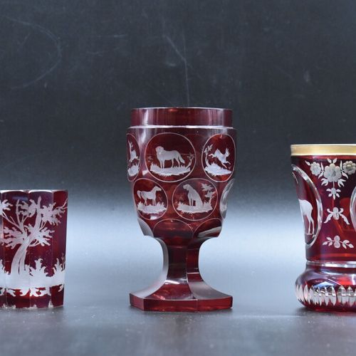 Verres de Bohême Réunion de trois verres de Bohême teinte rouge, à décor de cerv&hellip;