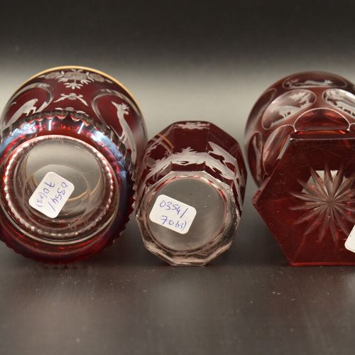 Verres de Bohême Réunion de trois verres de Bohême teinte rouge, à décor de cerv&hellip;