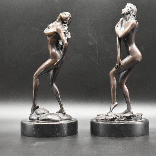 BRONZES Paire de bronzes à patine brune, femme nue, sur socle en marbre. Signée &hellip;